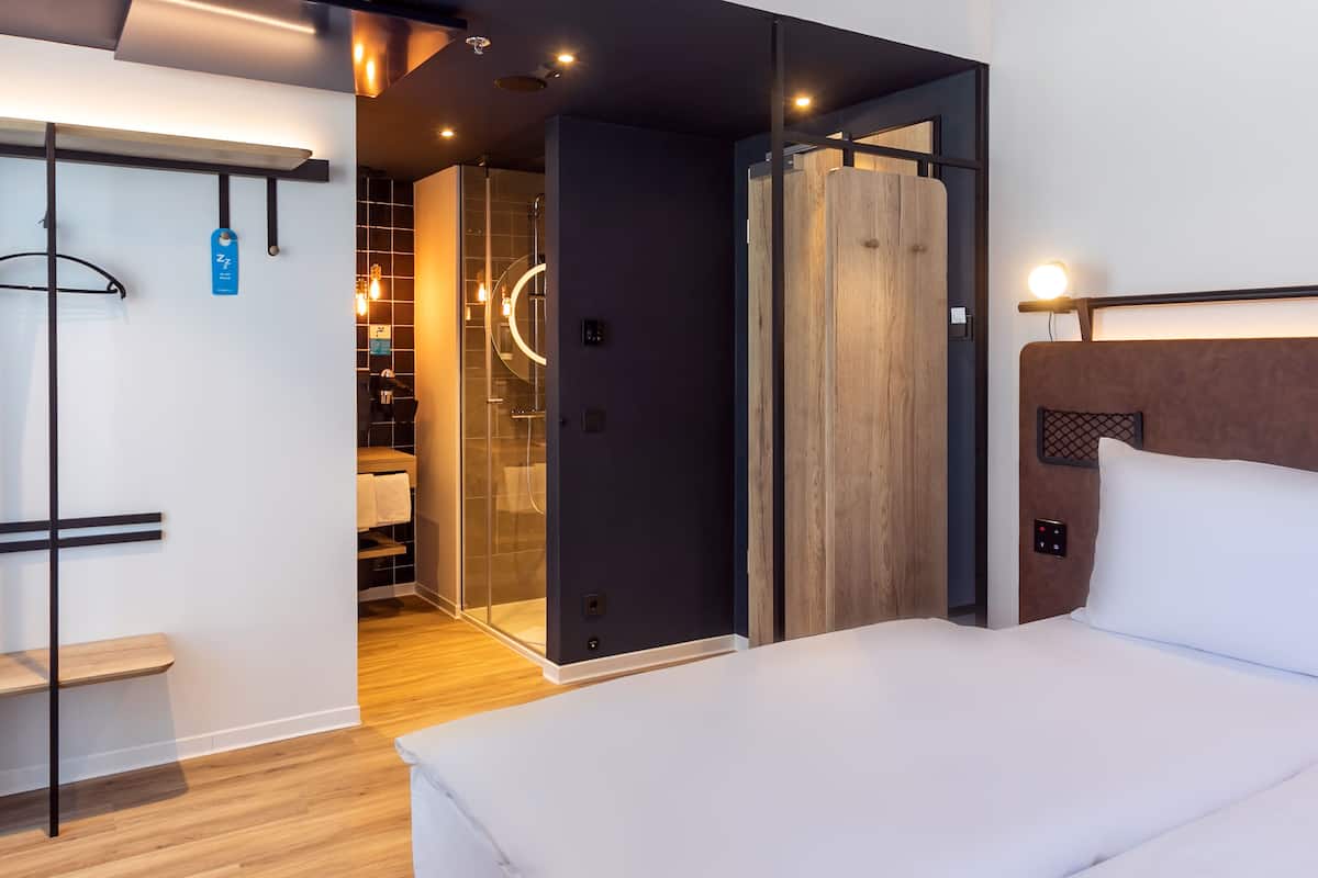 Ropa de cama hipoalergénica, escritorio, insonorización y wifi gratis