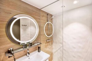 Shower, hair dryer, heated floors, towels