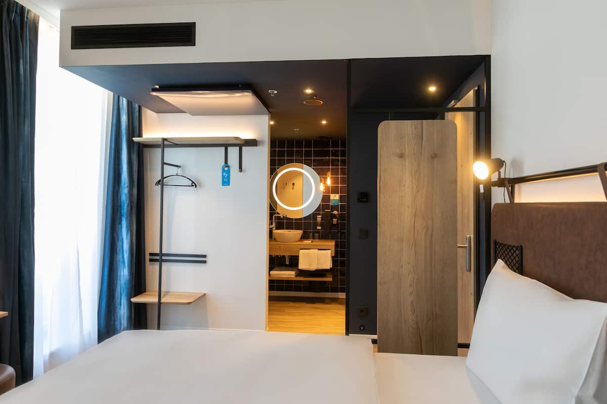 Habitación doble Confort | Ropa de cama hipoalergénica, escritorio, insonorización y wifi gratis
