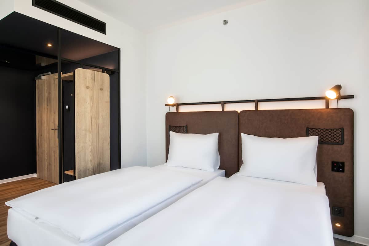 Ropa de cama hipoalergénica, escritorio, insonorización y wifi gratis