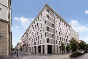 Un edificio moderno con fachada simétrica, ventanas amplias y techo plano.