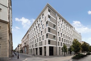 Un edificio moderno con fachada simétrica, ventanas amplias y techo plano.
