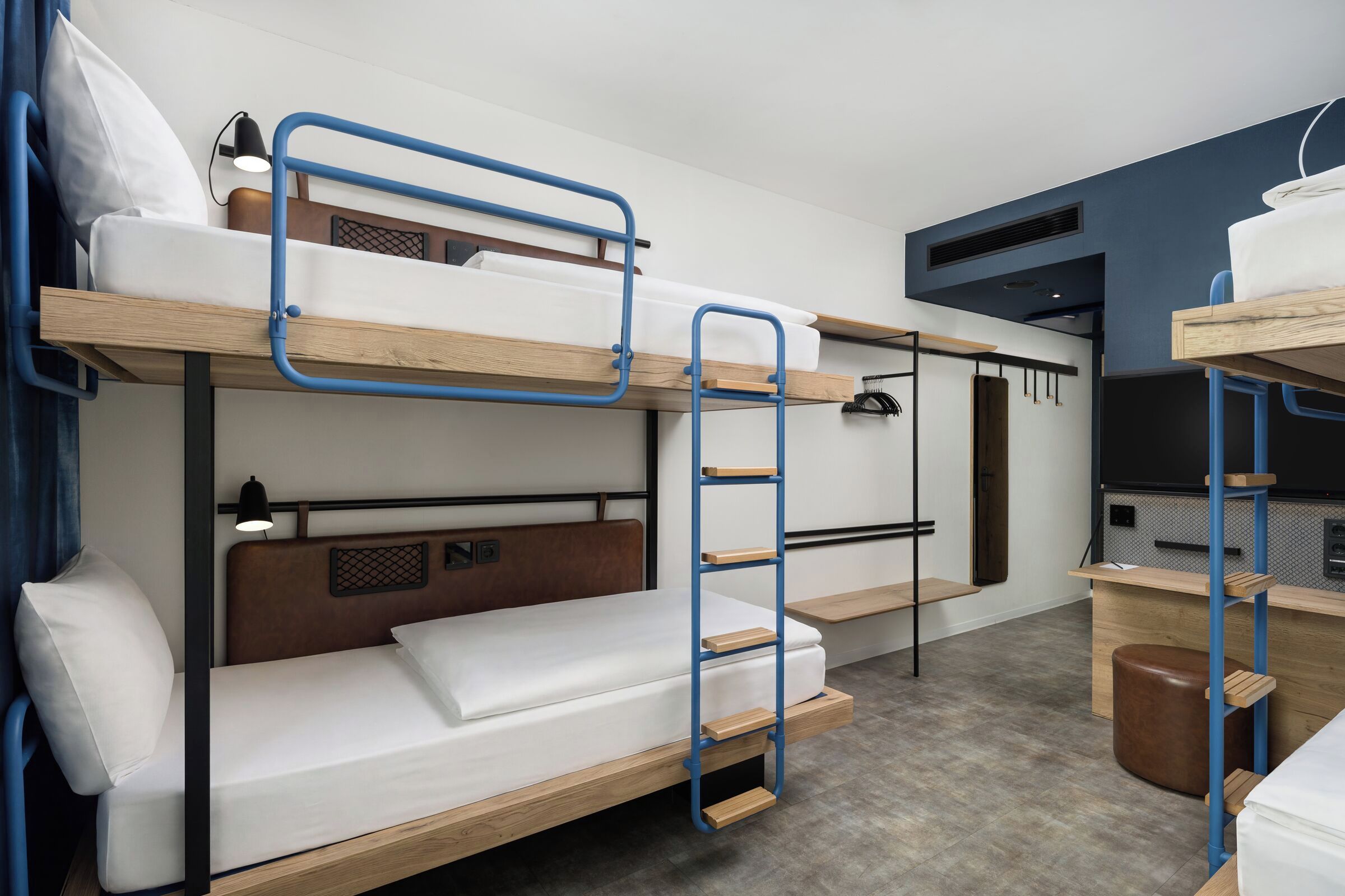 Habitació amb literes, escriptori i cadira.