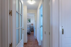 1 dormitori, caixa forta a l'habitació i planxa i posts de planxar 