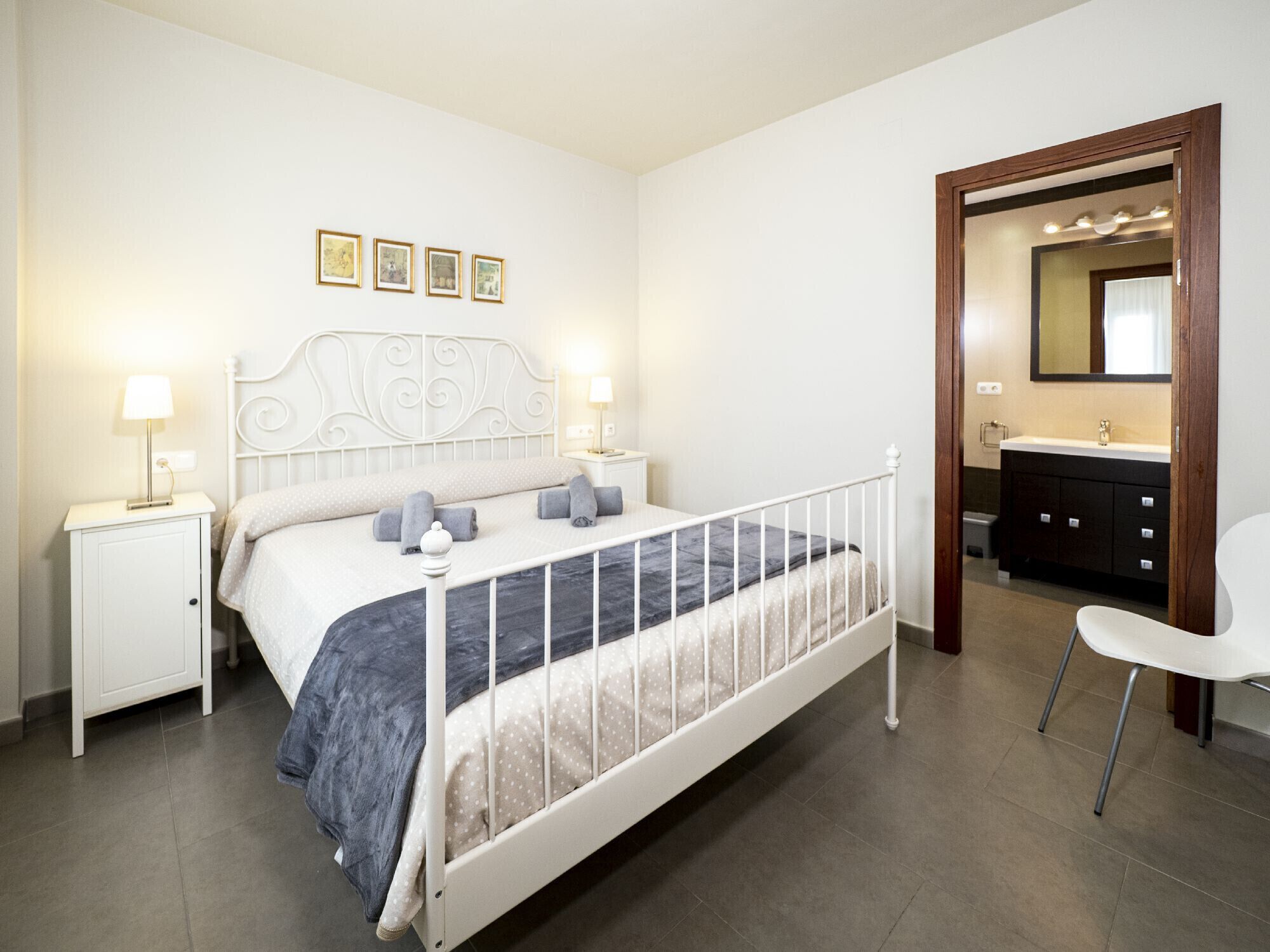 4 dormitorios, tabla de planchar con plancha, wifi gratis y ropa de cama