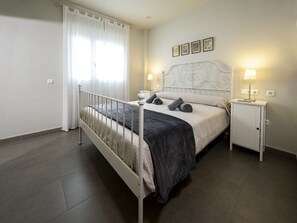 4 bedrooms, iron/ironing board, free WiFi, bed sheets - Casa Luz PLUS - Ayamonte Centre ACHLP103 (Ayamonte)