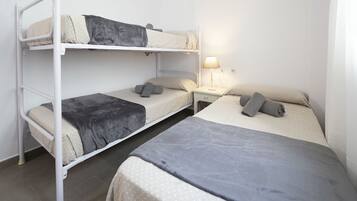 4 Schlafzimmer, Bügeleisen/Bügelbrett, kostenloses WLAN, Bettwäsche