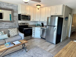 Fridge, microwave, oven, stovetop - SerenityByTheSea-Couples Retreat-King,Bikes,Chairs (Hilton Head)