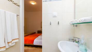 Quarto casal (Standard Double Room-2) | 2 quartos, berços (sobretaxa), Wi-Fi de cortesia, roupa de cama