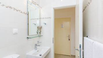 Habitación doble (Double Room-1) | Baño | Toallas