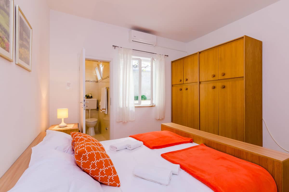Dobbeltværelse (Standard Double Room-2) | 2 soveværelser, baby-/barnesenge (tillægsgebyr), gratis Wi-Fi, sengetøj