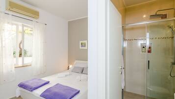 Double Room (Double Room-1) | 2 bedrooms, cots/infant beds, free WiFi, bed sheets