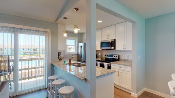 Een koelkast, een magnetron, een oven, een kookplaat