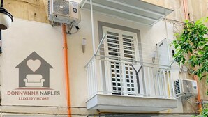 Een gebouw met een bord waarop staat: Donn'Anna Naples Luxury Home.