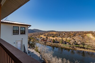 Peace of Heaven overlooking Lake Taney Como and Pointe Royale Golf course