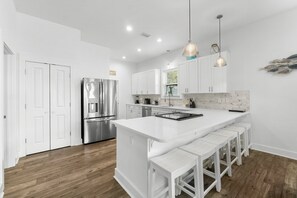 Refrigerador, microondas, horno y parrilla de estufa 