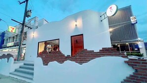 Een modern gebouw met een opvallend architectonisch ontwerp, met een prominente trap naar de ingang.