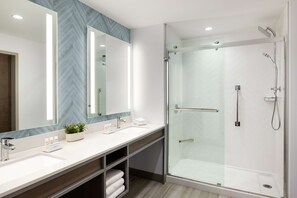 Suite, 2 Schlafzimmer | Dusche im Bad