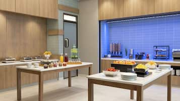 Café da manhã feito na hora mediante uma taxa nos fins de semana