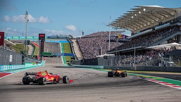 Una pista de carreras con una tribuna llena de espectadores.
