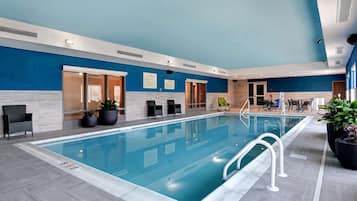 Innendørsbasseng og solsenger