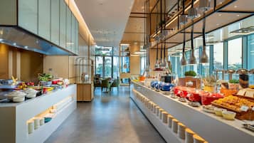 Daily buffet breakfast (CNY 148 per person)