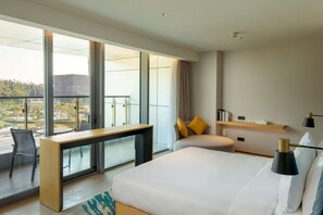 Deluxe Room, 1 King Bed | In-room safe, desk, laptop workspace, soundproofing - Hilton Garden Inn Zhuhai Hengqin Sumlodol Park (Zhuhai)