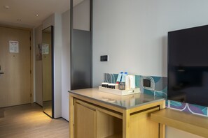 In-room safe, desk, laptop workspace, soundproofing - Hilton Garden Inn Zhuhai Hengqin Sumlodol Park (Zhuhai)