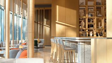 Decoração moderna com área de bar, assentos e estante.