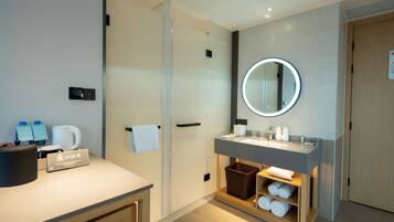 Zimmer, 1 King-Bett (view) | Dusche im Bad