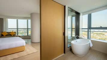 Suite Deluks, 1 Tempat Tidur King | Kamar mandi | Kombinasi shower/bathtub dan perlengkapan mandi gratis