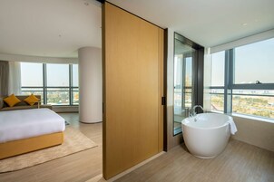 Suíte luxo, 1 cama King | Banheiro | Chuveiro/banheira combinados, produtos de toalete grátis