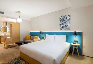 In-room safe, desk, laptop workspace, soundproofing - Hilton Garden Inn Zhuhai Hengqin Sumlodol Park (Zhuhai)