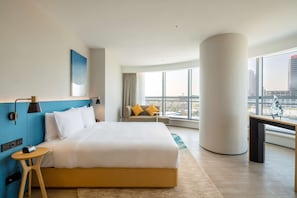 Suíte luxo, 1 cama King | Cofres nos quartos, escrivaninha, espaço de trabalho para notebook