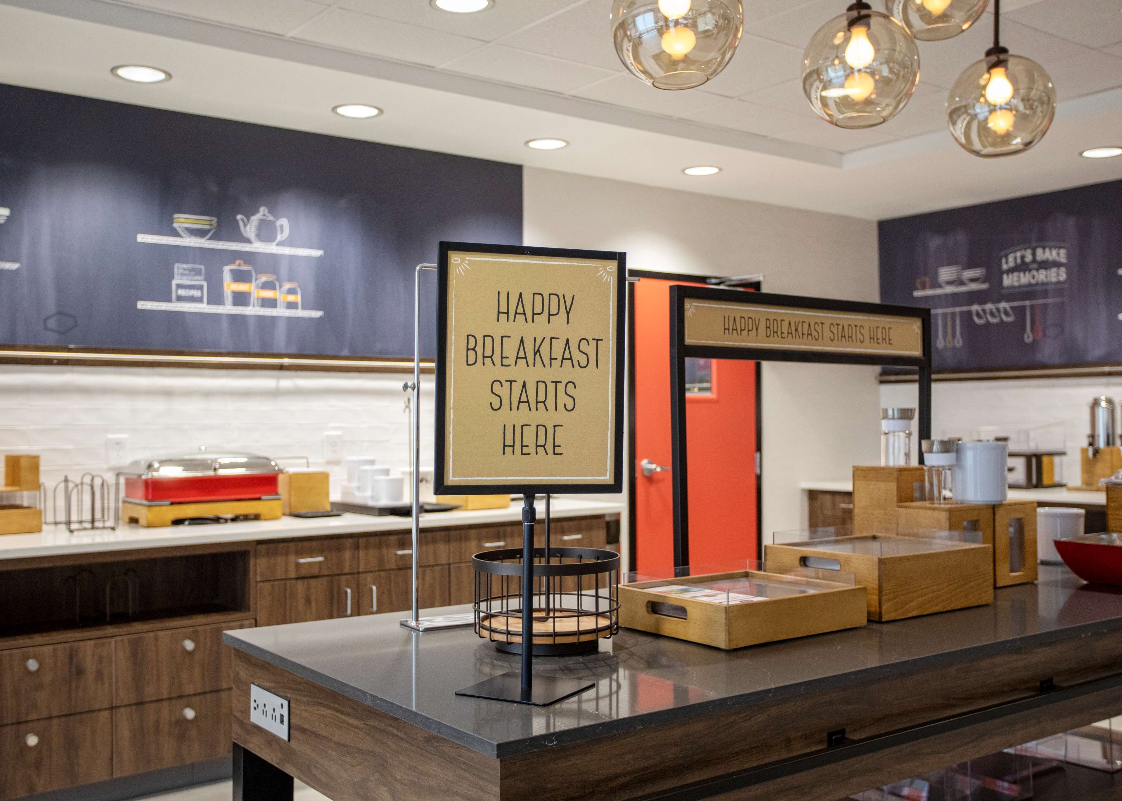 朝食 (ビュッフェ)、毎日提供 (無料)