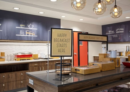 Desayuno buffet incluido todos los días . Hampton Inn Lexington, TN