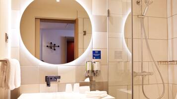 Kamer, 1 queensize bed met slaapbank | Badkamer | Een douche, een regendouche, gratis toiletartikelen, een haardroger