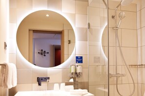 Room, 1 Queen Bed with Sofa bed | Bathroom | Shower, rainfall showerhead, free toiletries, hair dryer - Hampton by Hilton Munich Airport South (Hallbergmoos)