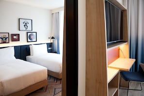 In-room safe, individually decorated, desk, laptop workspace - Hampton by Hilton Munich Airport South (Hallbergmoos)