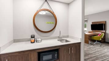 Selimut bulu angsa, meja kerja, dan ruang kerja ramah laptop