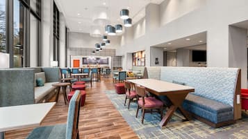 Café da manhã com buffet grátis todos os dias