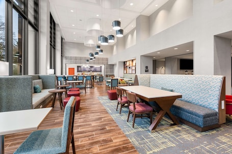 Free daily buffet breakfast. Hampton Inn & Suites Portland Tigard