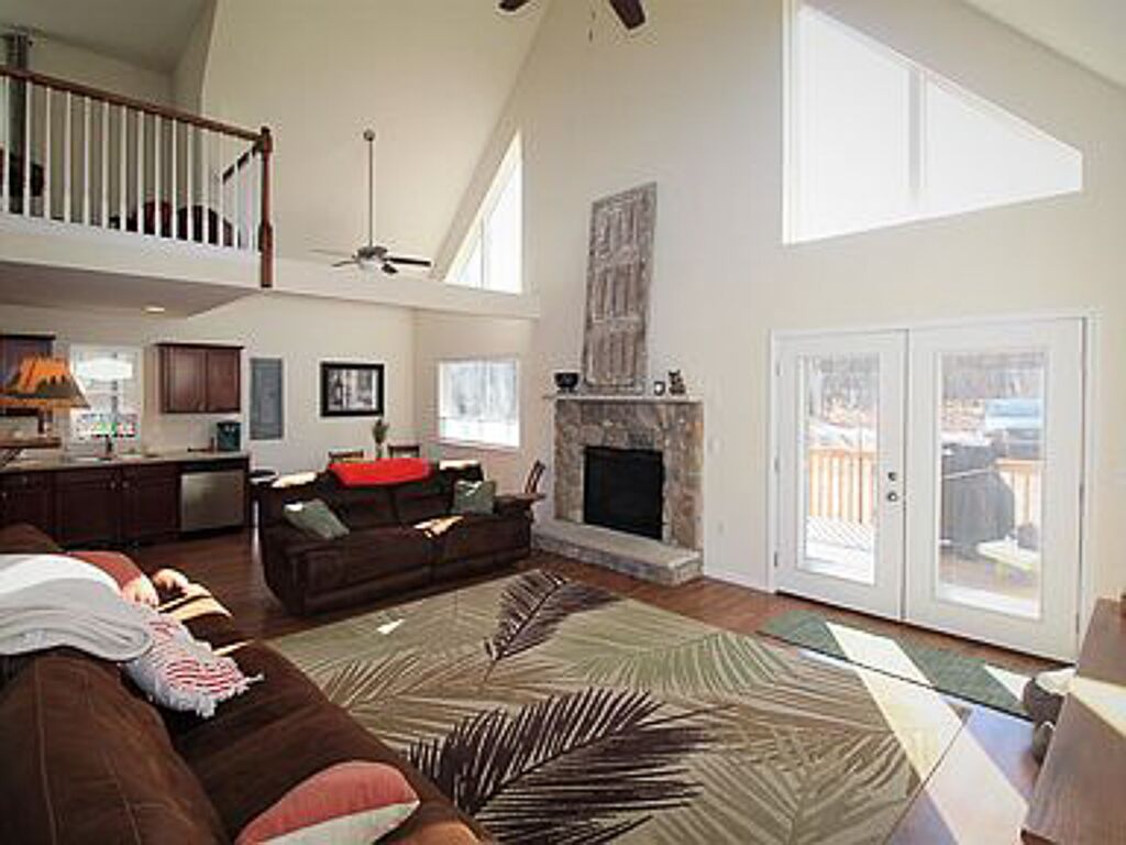 Le Chalet of O's Bright and clean Chalet in The Poconos