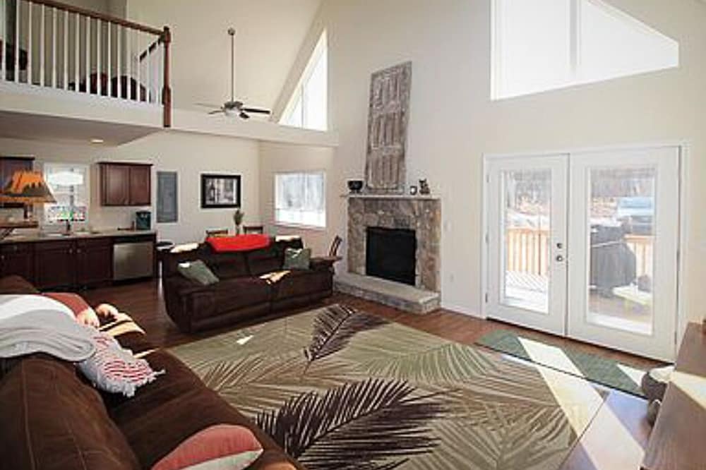 Le Chalet of O's Bright and clean Chalet in The Poconos