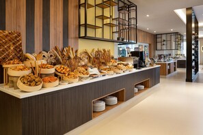 Dagelijks ontbijtbuffet (SAR 130 per persoon)