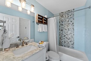 Combined shower/bathtub, hair dryer, towels