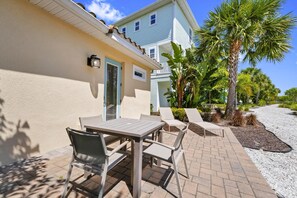 Outdoor dining - Sunny Cottage near Disney with Margaritaville Resort & Island H2O Access -. (Kissimmee)