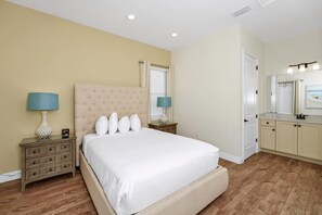 2 bedrooms, in-room safe, iron/ironing board, free WiFi - Sunny Cottage near Disney with Margaritaville Resort & Island H2O Access -. (Kissimmee)