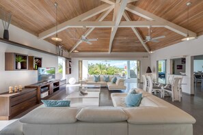 Télévision à écran plat, lecteur de DVD