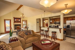 Smart TV, chimenea y libros 